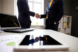 an employee shaking hands with an employer after signing an agreement under Virginia non-compete laws